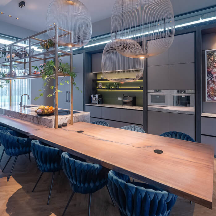 Exclusief maatwerkproject in Noordwijkerhout: keuken, bijkeuken én bar op maat