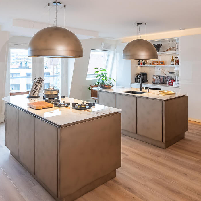 Binnenkijker: luxe maatwerk met bronzen details en dubbel keukeneiland