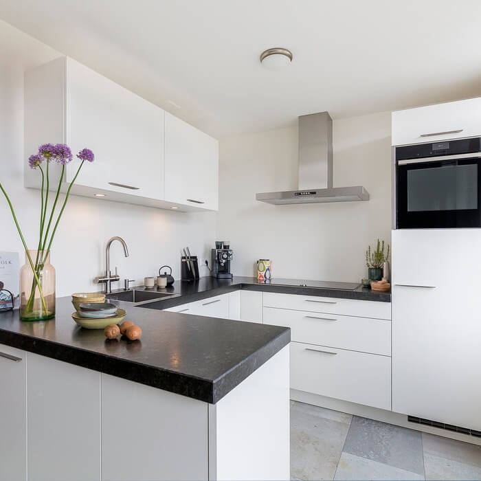 Keukeninspiratie: witte U-keuken met granieten blad