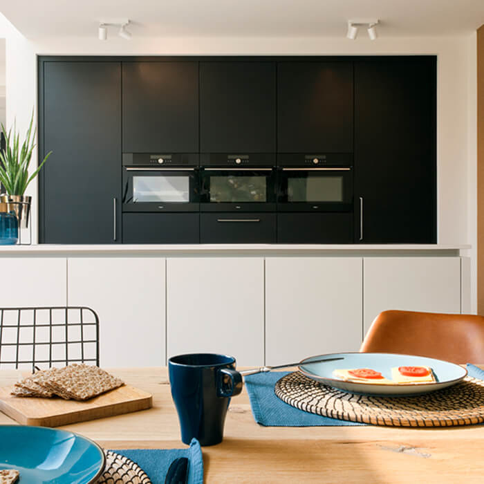 Zwart, zwart, zwart, Pelgrim matzwarte keukenapparatuur past in alle keukenstijlen