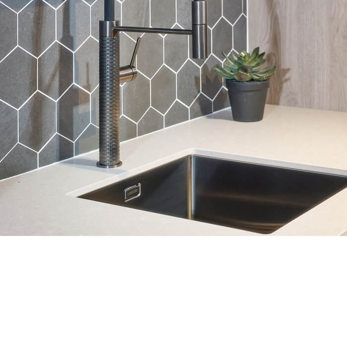 De keukenkraan en spoelbak zijn onderdeel van de keukenstijl