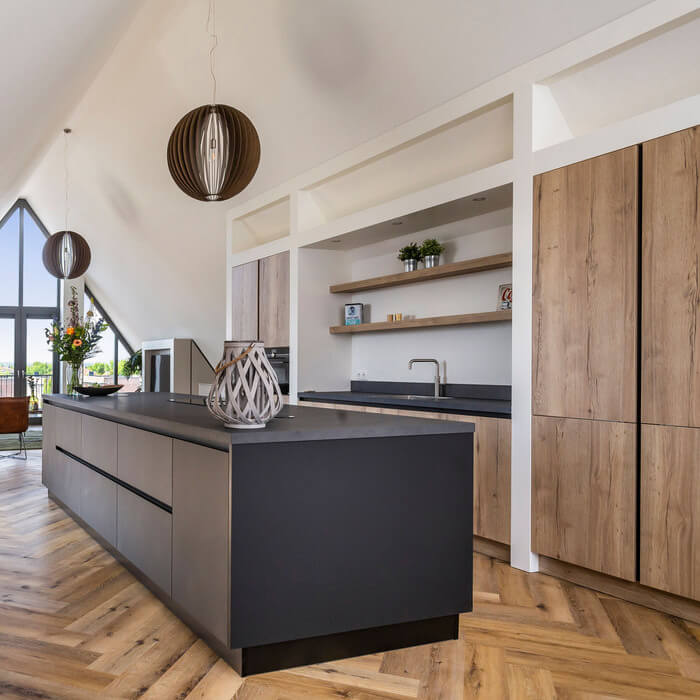 Binnenkijker Tieleman-keuken: zwarte / houten keuken in een penthouse te Middelharnis