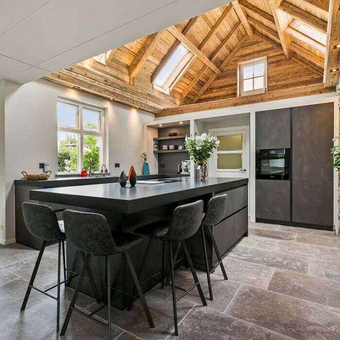 Binnenkijker Tieleman Keukens: chique Schüller keuken in Oostenrijkse sfeer te Ouddorp (Schüller, Miele, Siemens, Bora, Boretti, Arte)