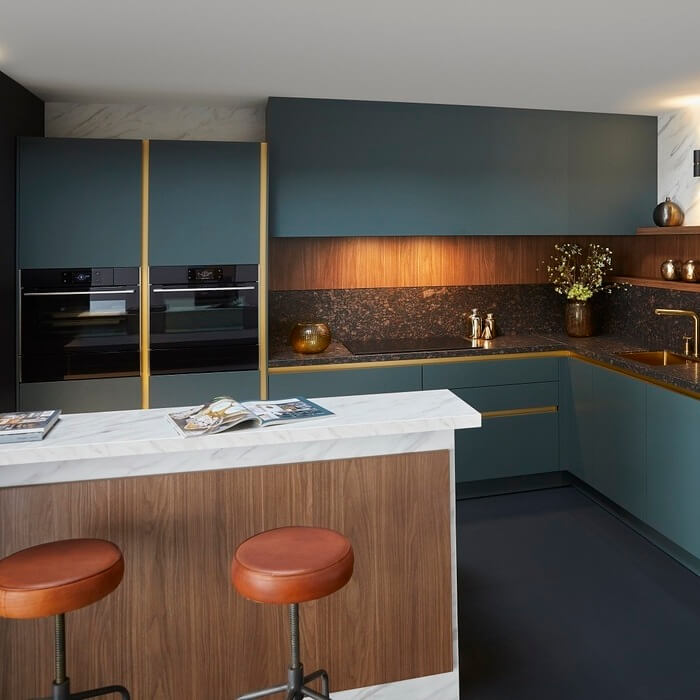 Uniek interieur met een groene keuken