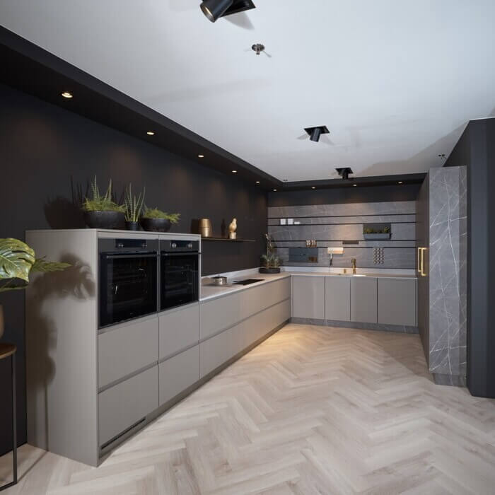 Nieuwe showroomkeuken bij Tieleman Keukens: Schuller Alea Matt / Targa (+ bijkeuken) met Atag, Quooker en Bora