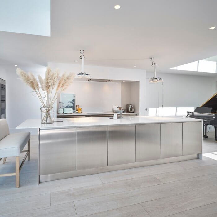 Binnenkijker: Mereno keuken met RVS keukenfronten en marmerlook aanrechtblad