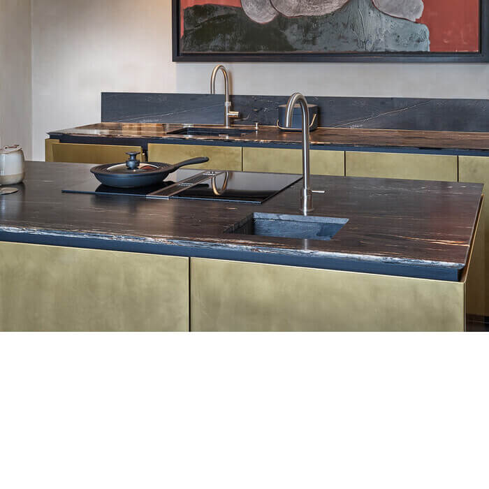 Binnenkijker; Geplaatste Tieleman-keuken met messing en notenhout