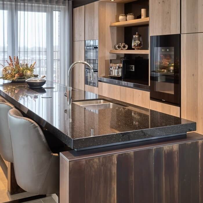 Binnenkijker; Houten Mereno keuken gecombineerd met koper en graniet