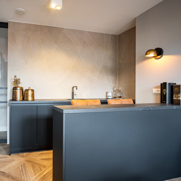 Binnenkijker; Geplaatste Tieleman-keuken in lounge/bar in IJmuiden