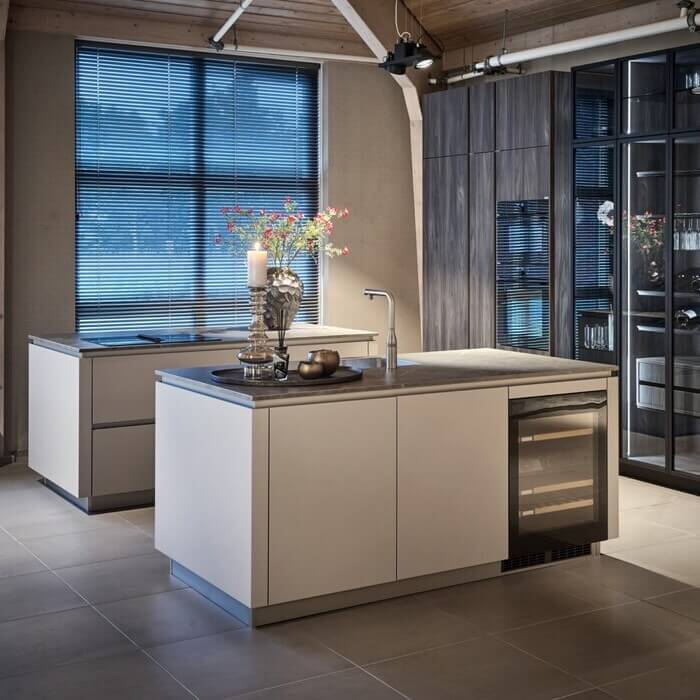 Nieuwe showroomkeuken: Snaidero Way met glazen vitrinekast