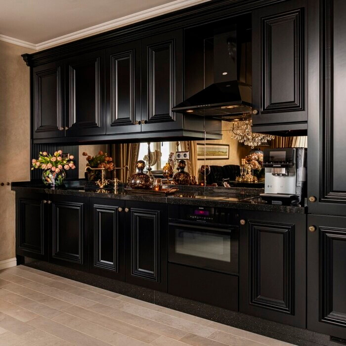 Binnenkijker: Geplaatste zwarte klassieke Tieleman-Maison Sucre keuken (by Mereno)