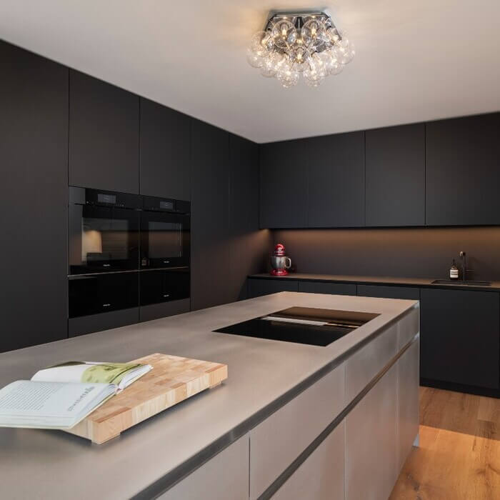 Keuken uitgelicht: Mereno Fenix mat zwart met RVS eiland