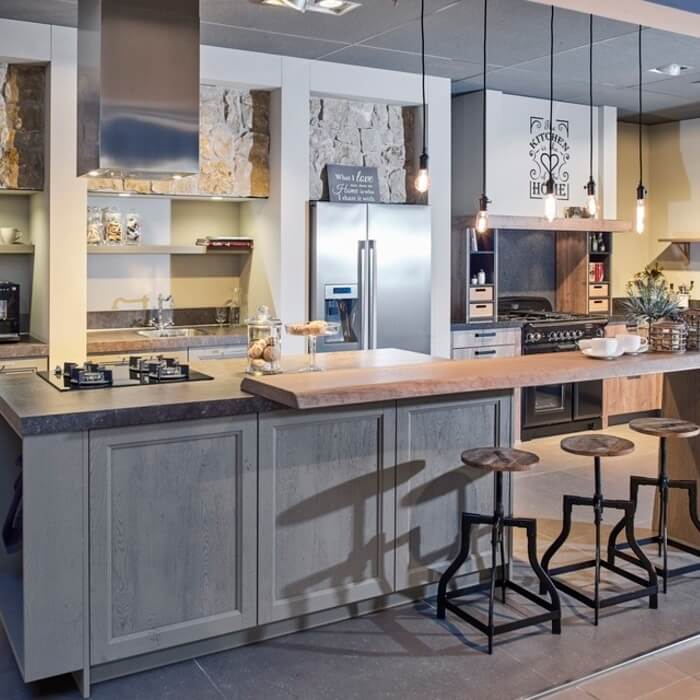 Bezoek vandaag, 2e Paasdag, onze showroom voor de beste showroomaanbiedingen