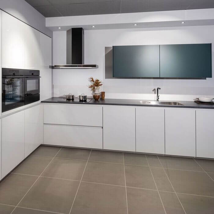 Nieuwe showroomkeuken: Schüller Uni Gloss/Siena