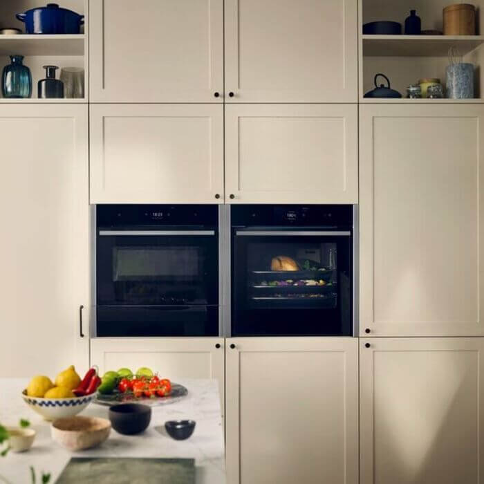 Suze van Business Class (RTL7) brengt bezoek aan Küchenmeile keukenbeurs en bezoekt het merk NEFF