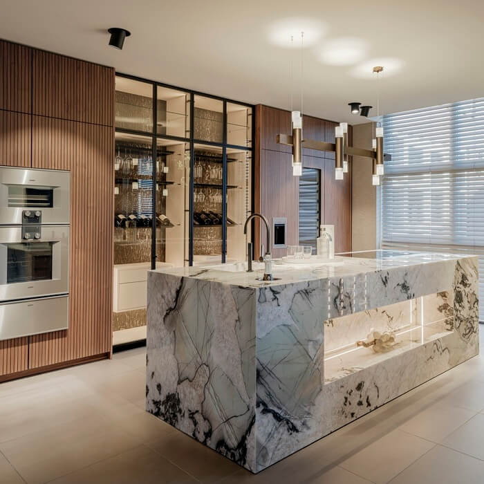Nieuwe showroomkeuken! Mereno keuken met massief hout, lamellenstructuur en marmerlook