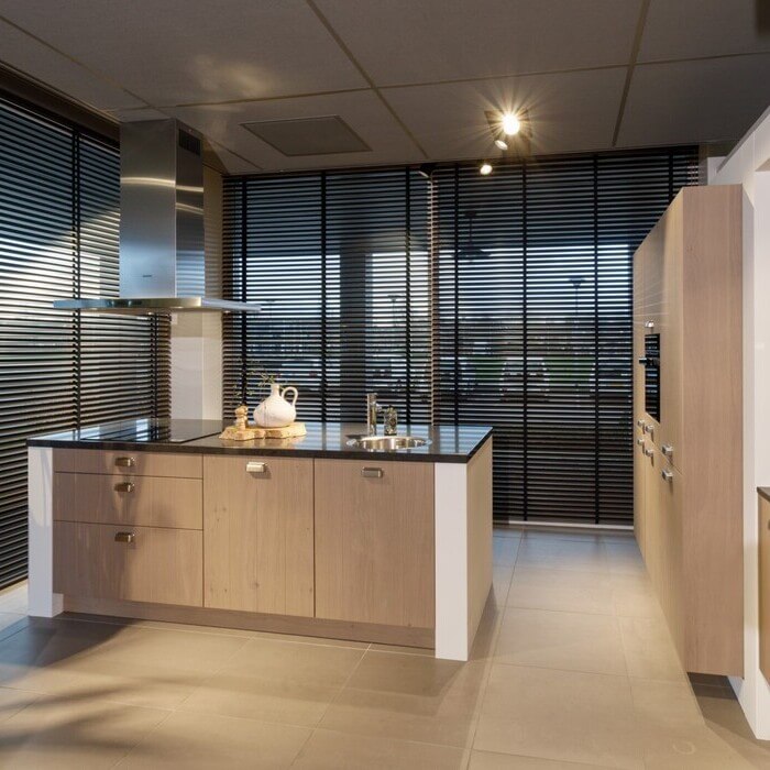 Nieuwe showroomkeuken: Keller Nijenborgh met keukenfronten in grijs gebeitst fineer