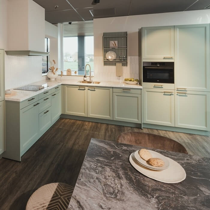 Nieuwe showroomkeuken! Groene Schüller Cambia keuken met messing beslag