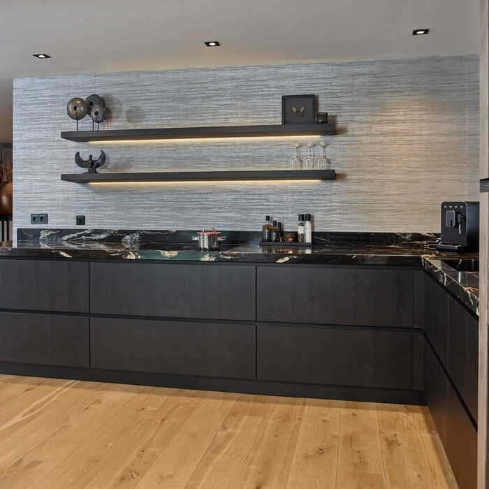 Binnenkijker: Geplaatste Mereno keuken met antraciet eiken fineer fronten