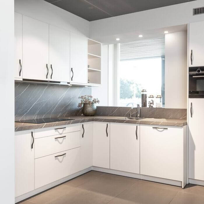 Nieuwe showroomkeuken! Lichte Schüller Nova hoekkeuken in schelpenwit