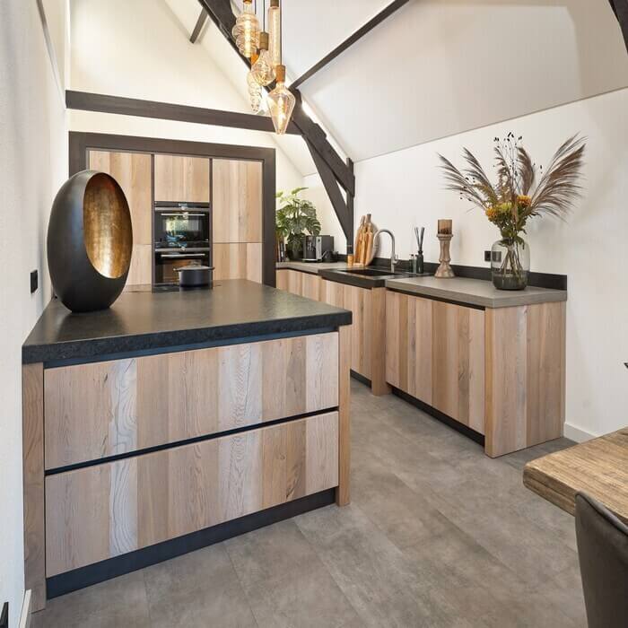 Binnenkijker: Landelijk moderne Tieleman-keuken met houtfineer fronten