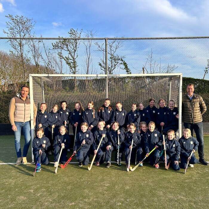 Tieleman Keukens sponsort nieuwe outfits meiden hockeyteam HCGO