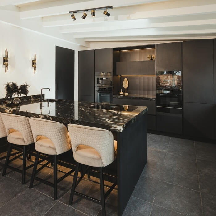 Binnenkijker: Geplaatste sfeervolle Hotel Chique Mereno keuken en interieur