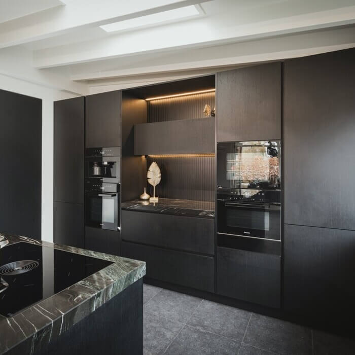 Binnenkijker: Geplaatste chique donkere Tieleman-keuken in Barendrecht