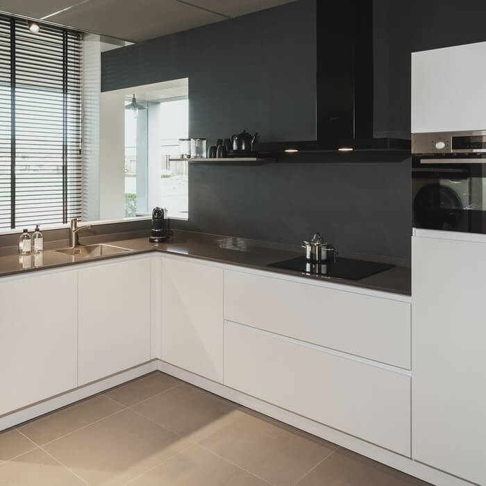 Nieuwe showroomkeuken! Keller Mondo hoekkeuken in tijdloze ijskleur