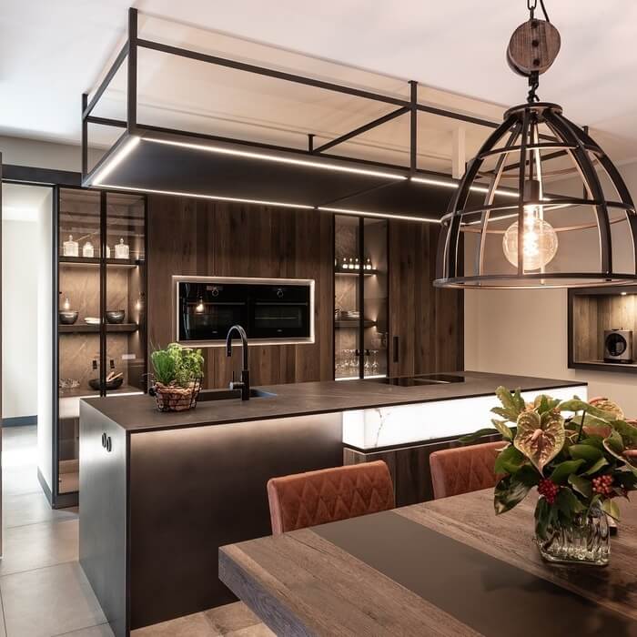 Suze van Business Class (RTL7) brengt bezoek aan Mereno