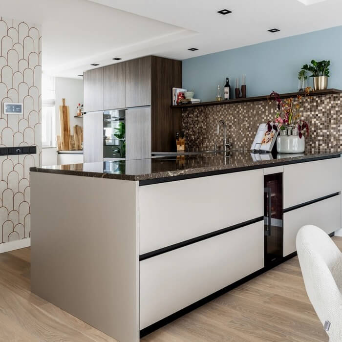 Binnenkijker: Trendy taupe keuken met warme houttinten