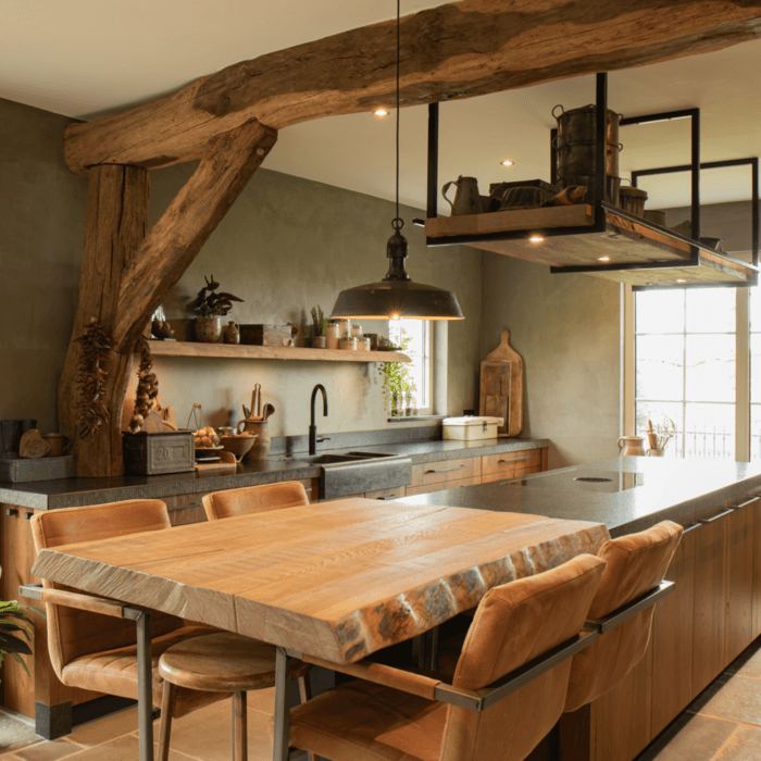 Binnenkijken in een landelijke Mereno-keuken: huiselijke met kookeiland en zitbar 