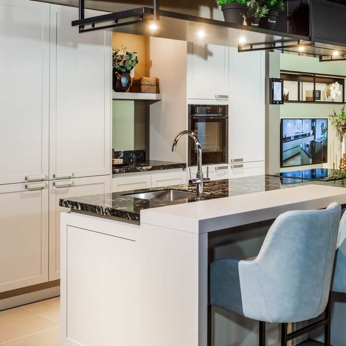Nieuwe showroomkeuken: Schüller Newport in kiezelgrijs satijn