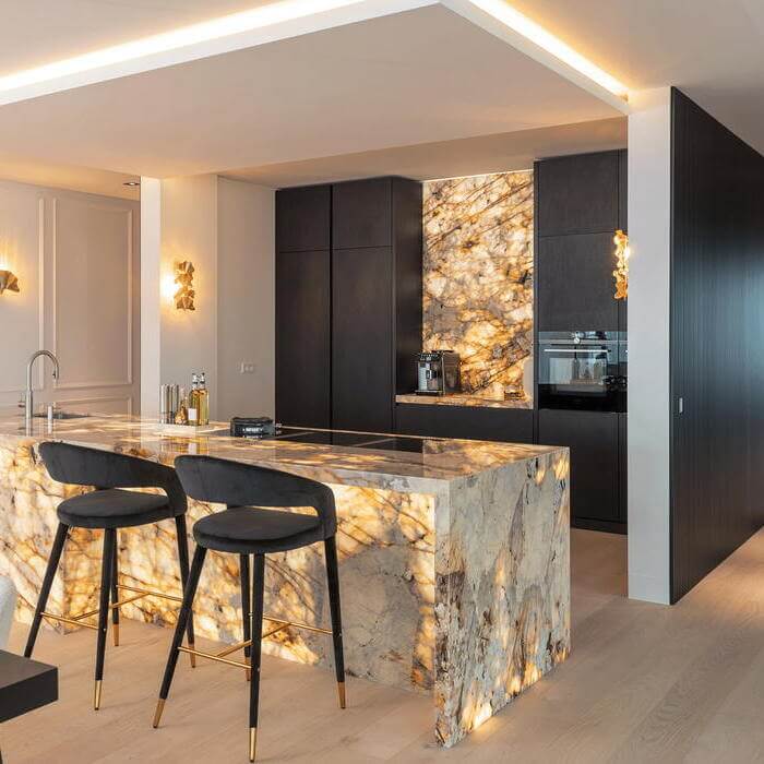 Binnenkijker: hotelchique keuken met verlicht marmer en matzwarte accenten