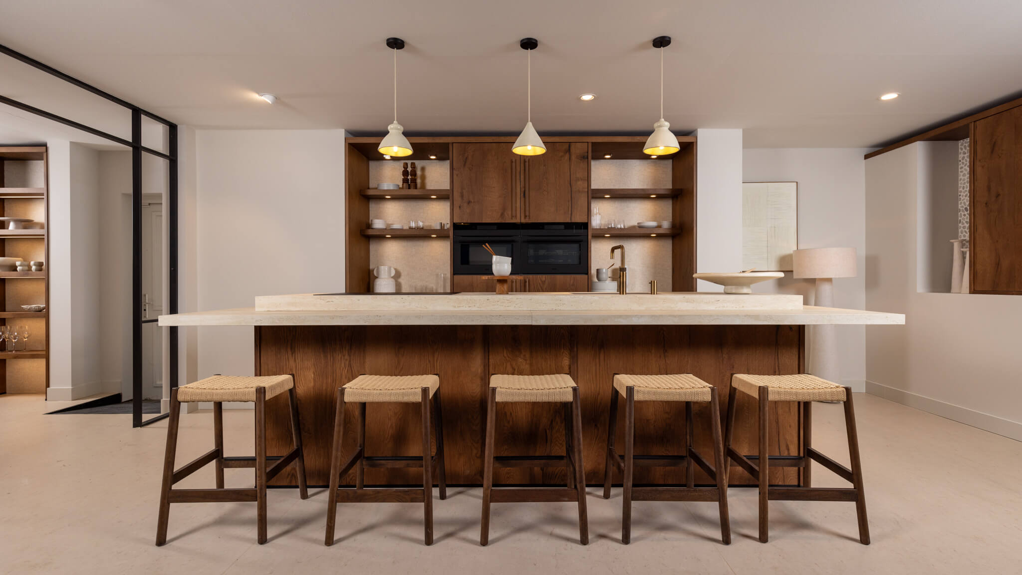 Warme nis in de keuken met houten planken en verlichting.