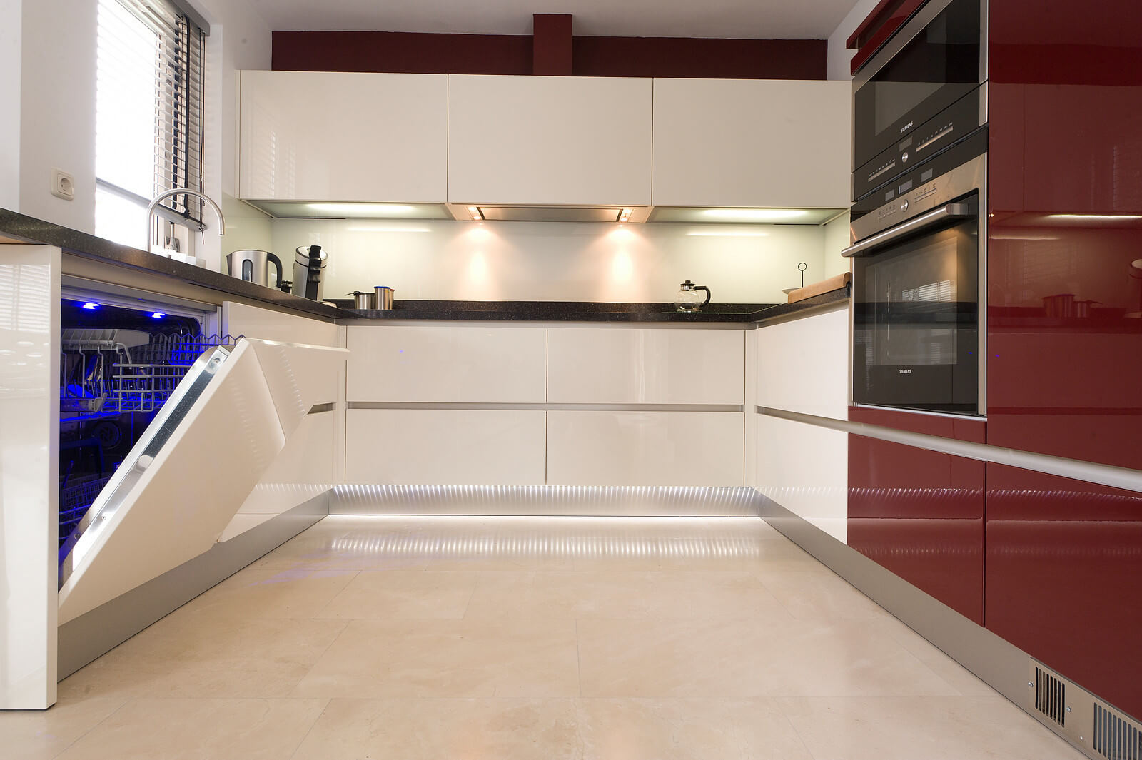 Strakke greeploze keuken hoogglans wit