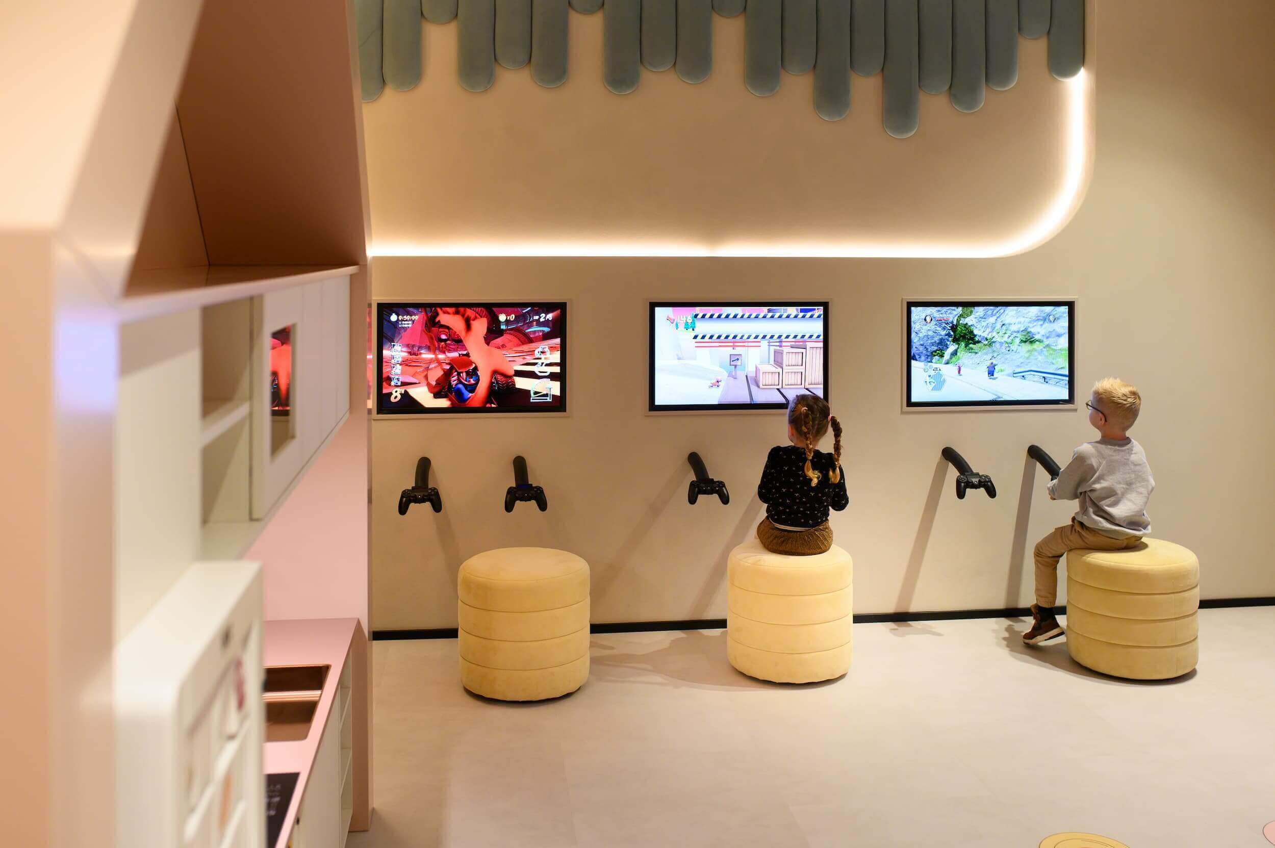 Moderne kinder-gameroom in een keukenshowroom in regio Rotterdam