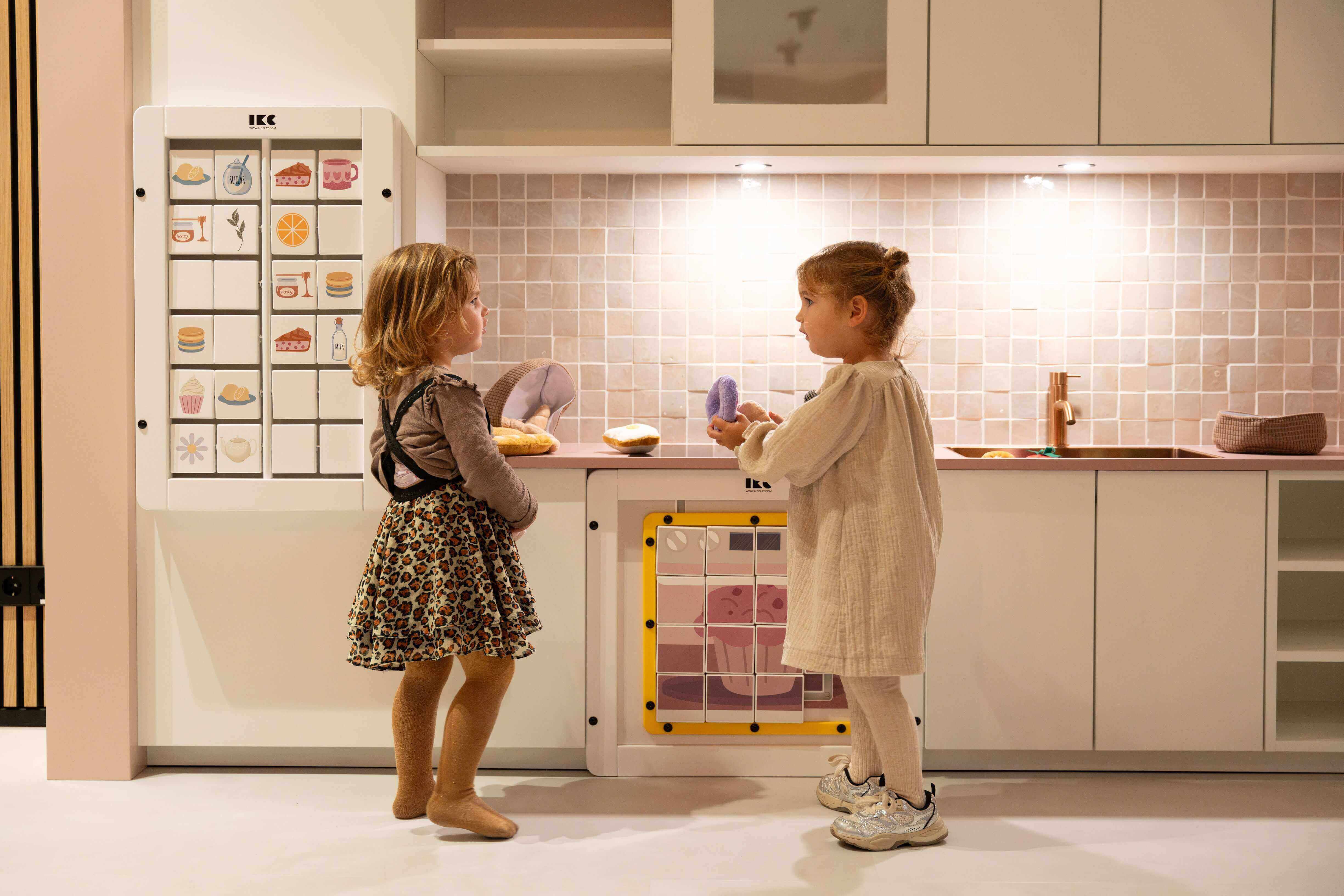 Kinderhoek met speelkeuken in een keukenshowroom nabij Rotterdam