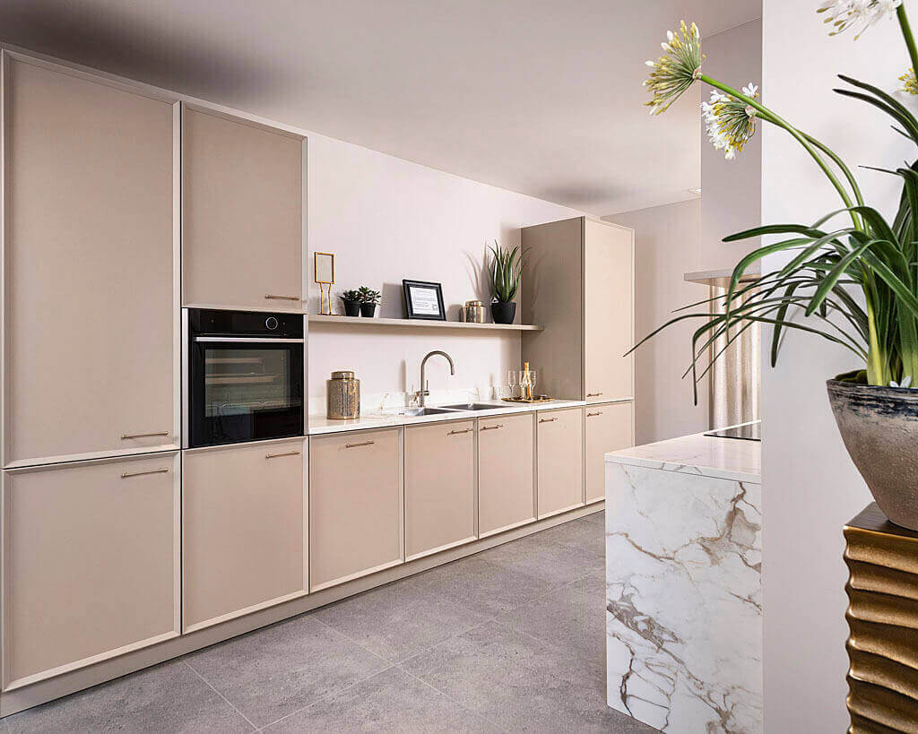 Moderne beige keuken op maat in Rotterdam met marmeren kookeiland en zwarte inbouwoven