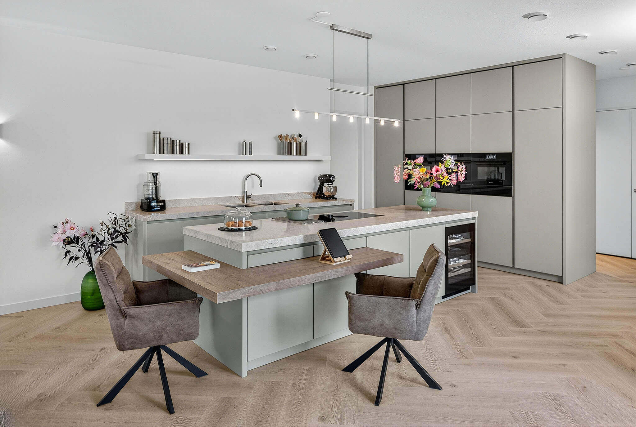 Ruime keuken met kookeiland en bar