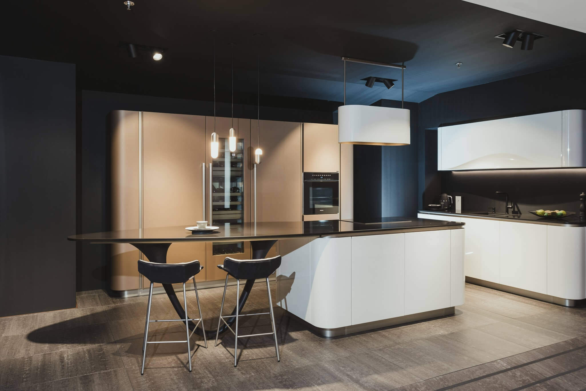 Moderne witte keuken met zwart blad