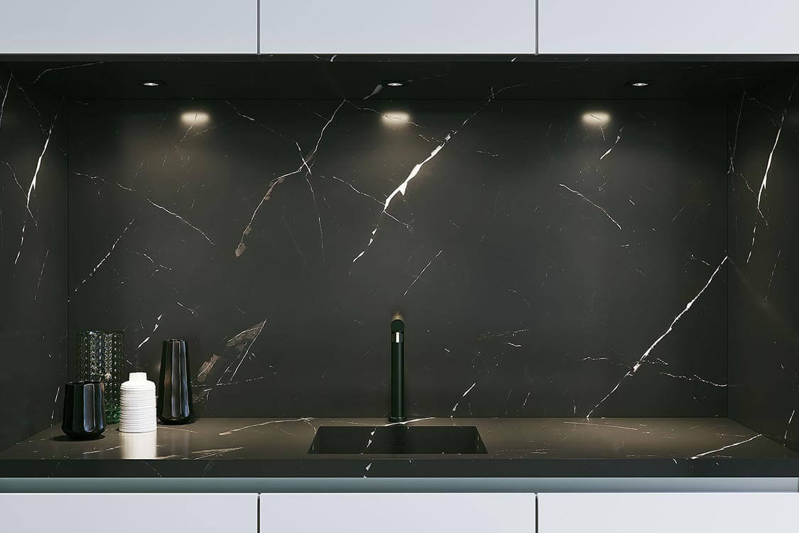 Witte keuken met zwart blad en zwarte achterwand
