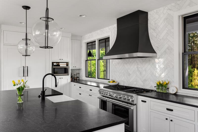 Witte keuken met zwart blad uitgevoerd in marmer(look)