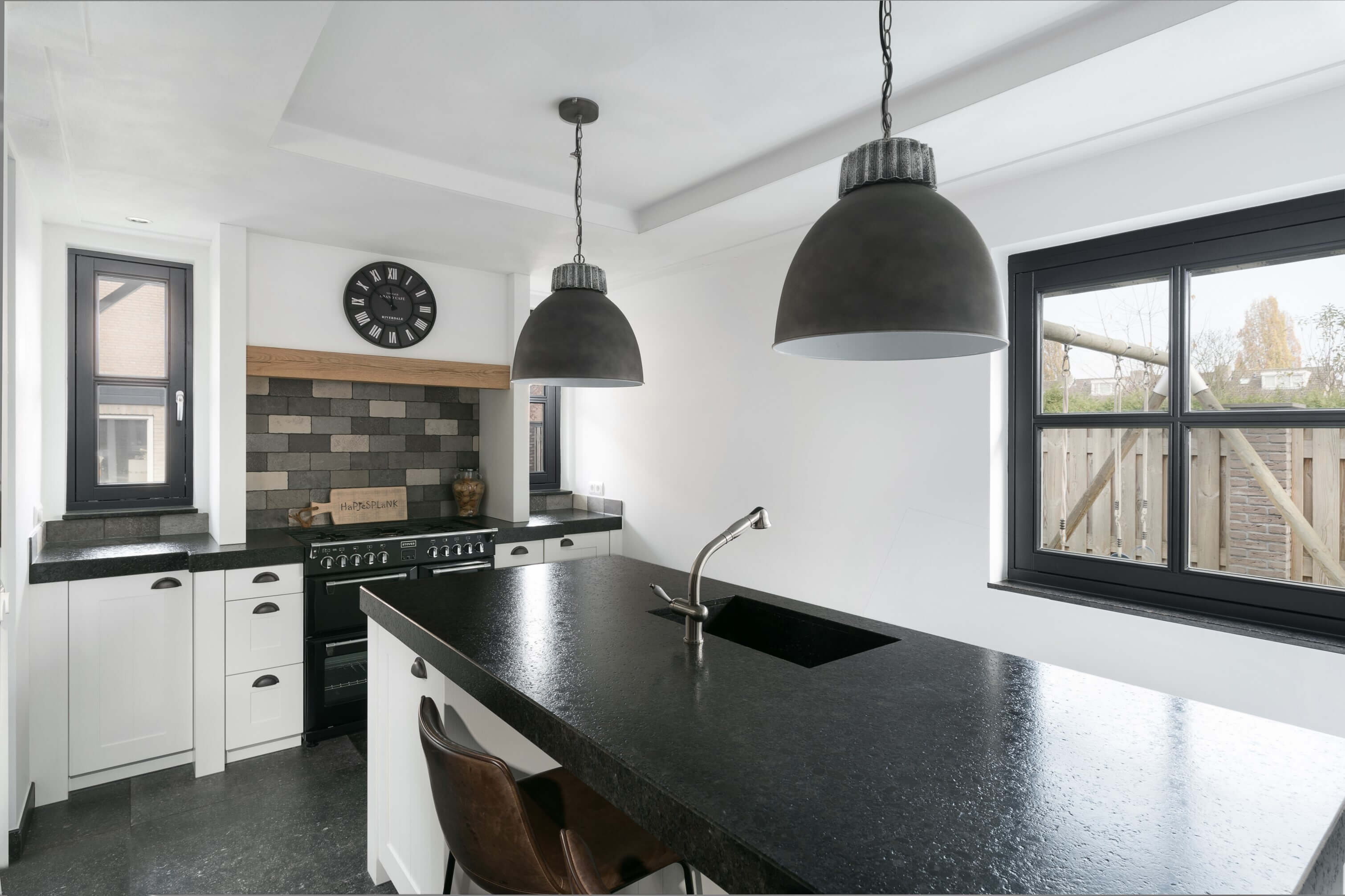 Witte keuken met zwart gewerkt blad