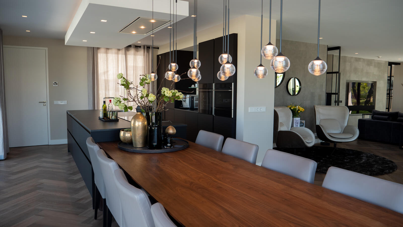 Zwarte keuken met houten eettafel