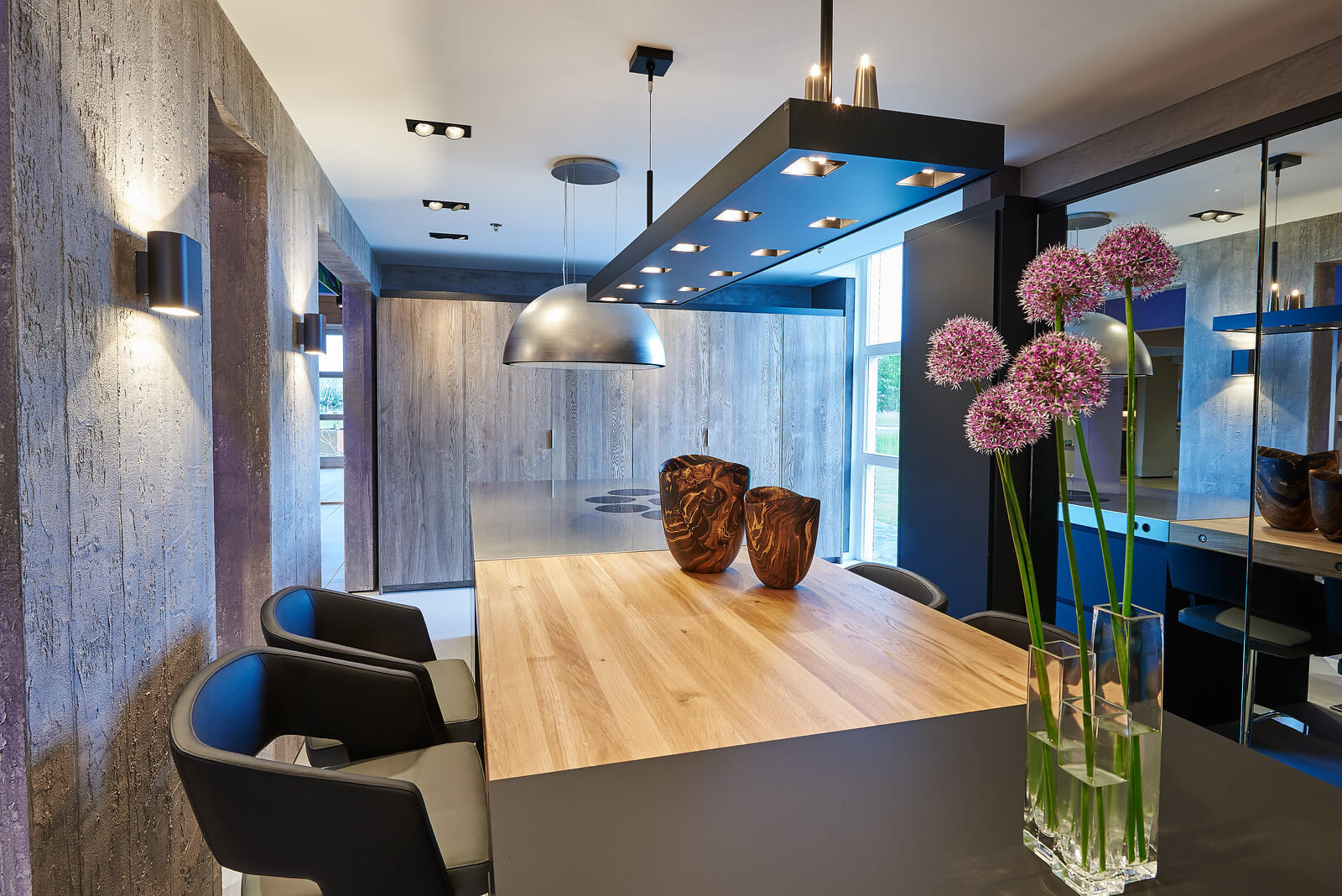 Zwarte keuken met houten blad