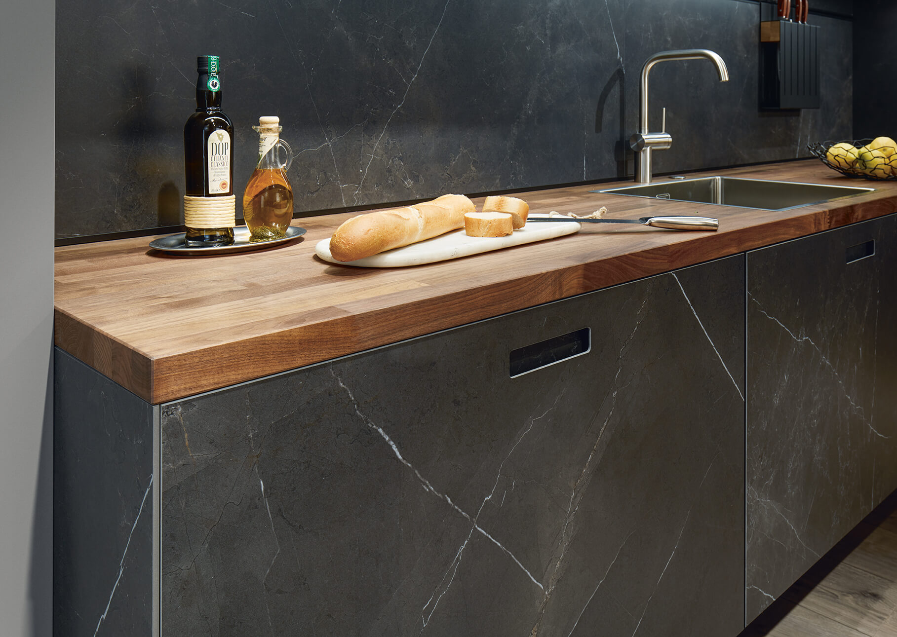Marmerlook zwarte keuken met houten blad