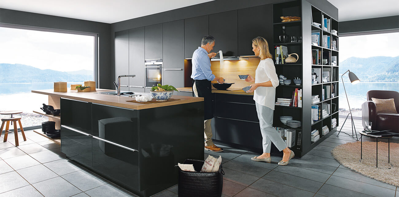Zwarte keuken met houten blad in een grote ruimte