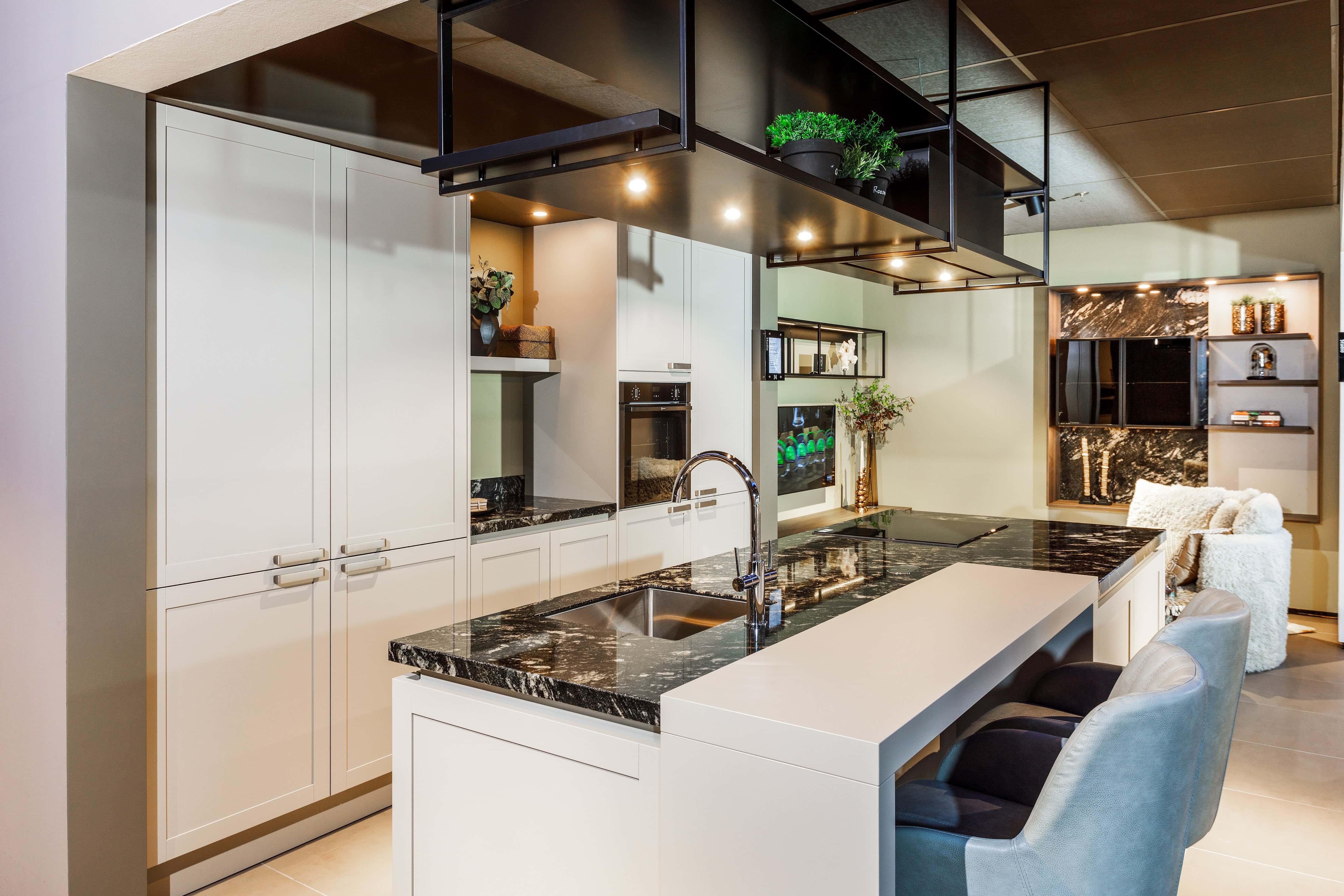 Granieten landelijke keuken met spoeleiland