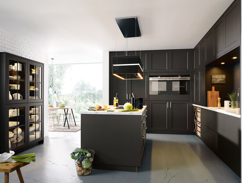 zwarte landelijke keuken met spoeleiland